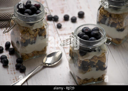 Joghurt Parfait mit Blaubeeren, Haferflocken und Rosinen Stockfoto
