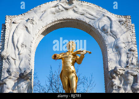 Wien, ÖSTERREICH - April 2018: Denkmal für Johann Strauss II am Stadtpark in einem schönen Frühjahr Tag Stockfoto