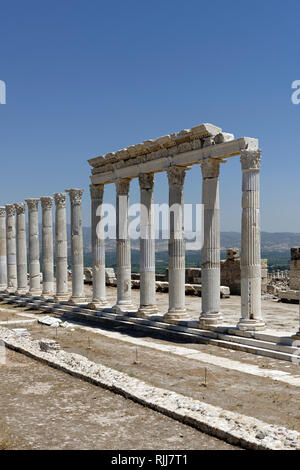 Blick entlang Ostteil des Portikus der Norden Heilige Agora, Laodizea, Denizli, Türkei. Der rechteckige Norden Heilige Agora umfasst einen weiten Bereich von Stockfoto