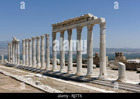 Blick entlang Ostteil des Portikus der Norden Heilige Agora, Laodizea, Denizli, Türkei. Der rechteckige Norden Heilige Agora umfasst einen weiten Bereich von Stockfoto