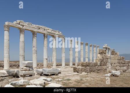 Blick entlang Ostteil des Portikus der Norden Heilige Agora, Laodizea, Denizli, Türkei. Der rechteckige Norden Heilige Agora umfasst einen weiten Bereich von Stockfoto