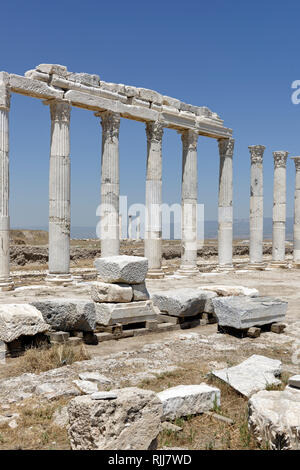 Blick entlang Ostteil des Portikus der Norden Heilige Agora, Laodizea, Denizli, Türkei. Der rechteckige Norden Heilige Agora umfasst einen weiten Bereich von Stockfoto