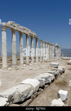 Blick entlang Ostteil des Portikus der Norden Heilige Agora, Laodizea, Denizli, Türkei. Der rechteckige Norden Heilige Agora umfasst einen weiten Bereich von Stockfoto