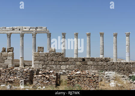 Blick entlang Ostteil des Portikus der Norden Heilige Agora, Laodizea, Denizli, Türkei. Der rechteckige Norden Heilige Agora umfasst einen weiten Bereich von Stockfoto