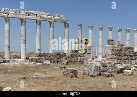 Blick entlang Ostteil des Portikus der Norden Heilige Agora, Laodizea, Denizli, Türkei. Der rechteckige Norden Heilige Agora umfasst einen weiten Bereich von Stockfoto