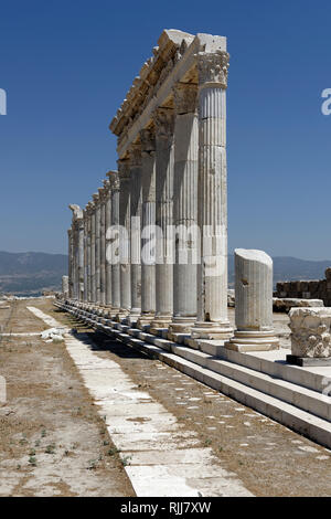 Blick entlang Ostteil des Portikus der Norden Heilige Agora, Laodizea, Denizli, Türkei. Der rechteckige Norden Heilige Agora umfasst einen weiten Bereich von Stockfoto