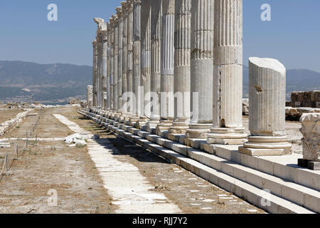 Blick entlang Ostteil des Portikus der Norden Heilige Agora, Laodizea, Denizli, Türkei. Der rechteckige Norden Heilige Agora umfasst einen weiten Bereich von Stockfoto