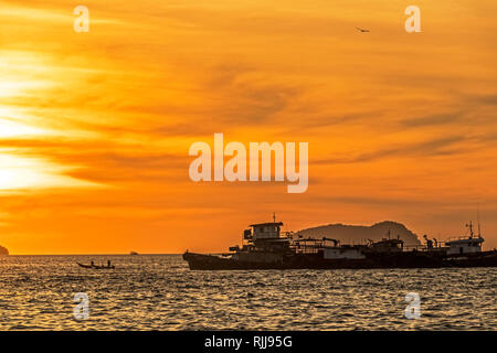 Boote im Südchinesischen Meer aus Kota Kinabalu in Sabah Malaysia Borneo während des Tages und bei Sonnenuntergang. Auch Fähren nach und von Insel vor Kota Kinabalu Stockfoto