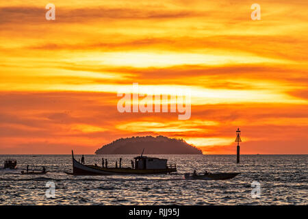 Boote im Südchinesischen Meer aus Kota Kinabalu in Sabah Malaysia Borneo während des Tages und bei Sonnenuntergang. Auch Fähren nach und von Insel vor Kota Kinabalu Stockfoto