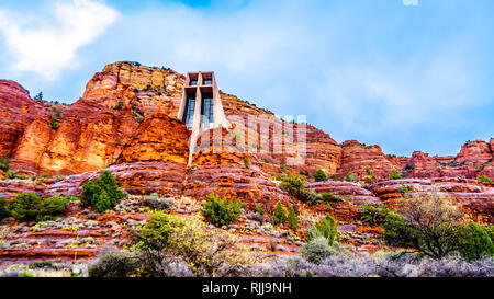 Die Kapelle des Heiligen Kreuzes in Regen durchnässt Rot buttes der Sandstein Berge zwischen Sedona und das Dorf von Oak Creek im Northern Arizona Stockfoto