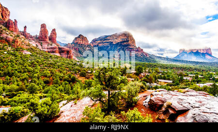 Regen in Strömen auf den geologischen Formationen der roten Sandstein Buttes in der Umgebung der Kapelle des Heiligen Kreuzes in Sedona in Arizona, USA Stockfoto