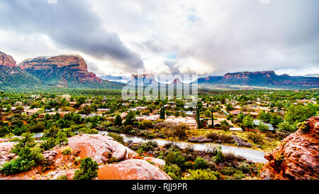 Ansicht des roten Sandsteinformationen der Twin Buttes, Courthouse Butte, Bell Rock und Cathedral Rock im Tal zwischen dem Dorf des Oak Creek und Stockfoto