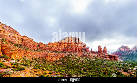Ansicht des roten Sandsteinformationen an Huhn Punkt gesehen die Kapelle des Heiligen Kreuzes in der Nähe von Sedona Form im nördlichen Arizona, Vereinigte Staaten von Ameri Stockfoto