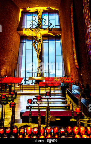 Die große bronze Kreuz in der Kapelle des Heiligen Kreuzes. Die Kapelle ist in den Kuppen der Berge in der Nähe von Sedona aus rotem Sandstein gebaut Stockfoto