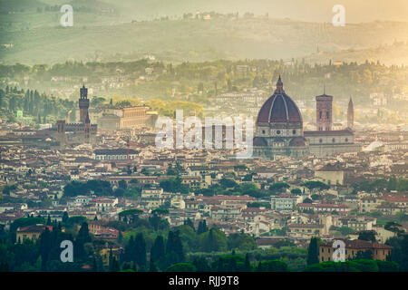 Florenz oder Firenze Luft neblig Stadtbild. Panoramablick vom Hügel von Fiesole. Palazzo Vecchio und Dom. Toskana, Italien Stockfoto
