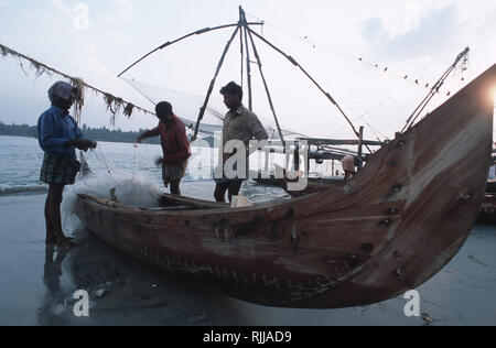 Bildunterschrift: Fort Cochin, Kerala, Indien - Mai 2003. Fischer bereiten sich für den frühen Morgen Fang in Cochin, der alten portugiesischen Kolonie auf Indien' zu gehen Stockfoto