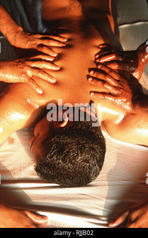 Dual-Massage - eine ayurvedische Anwendungen, bei denen zwei Therapeuten gleichzeitig Massage ein Patient, stimulieren das Nervensystem und die Förderung circulat Stockfoto