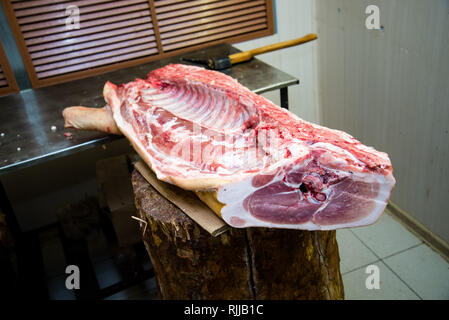 Hervorragende raw saftiges Schweinefleisch aus dem Zähler. Bis zu verlieren. Querschnitt durch ein Stück rohes Schweinefleisch in einem Bio-markt. Stockfoto