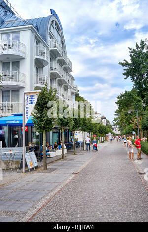 Restaurants entlang der Strandpromenade in Binz auf der Insel Rügen an der Ostsee. Mecklenburg-Vorpommern, Deutschland Stockfoto