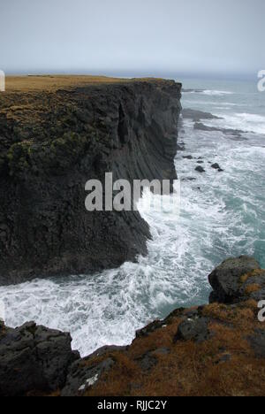 An der felsigen Küste Arnastapi auf Snaefellsbaer in Island/Island Stockfoto