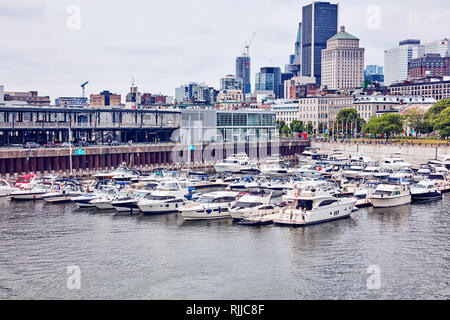 Montreal, Kanada - Juni, 2018: Luxus Yachten im Hafen verankert d'escale Marina im alten Hafen, Montreal, Quebec, Kanada. Editorial. Stockfoto