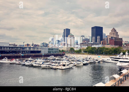 Montreal, Kanada - Juni, 2018: Luxus Yachten im Hafen verankert d'escale Marina im alten Hafen, Montreal, Quebec, Kanada. Editorial. Stockfoto