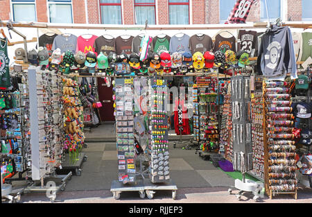 AMSTERDAM, NIEDERLANDE, 15. MAI 2018: Große Souvenirgeschäft im Amsterdamer Straße mit vielen verschiedenen Erinnerungsstücke Objekte Tourist aus wählen Stockfoto