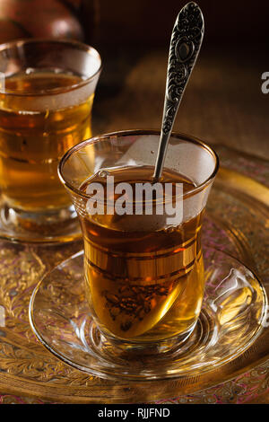 Türkischer Apfeltee ein Apfel aromatisierte Getränke in den türkischen Kaffee Gläser serviert beleuchtet mit kreativer Beleuchtung Stockfoto