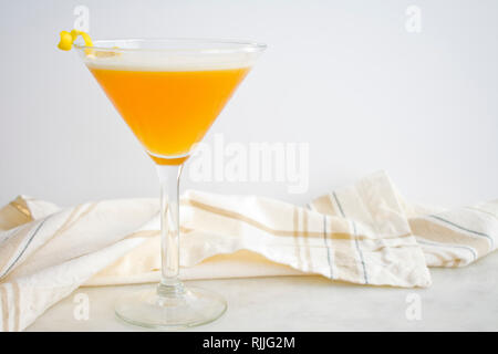 Französische Martini, garniert mit einem Lemon Twist Stockfoto