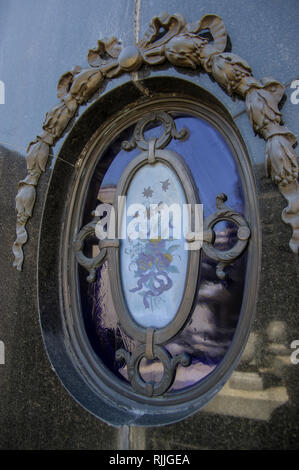 Atemberaubende ovaler Stein, Glas und Marmor Kunstwerk auf einem Grab in La Recoleta Friedhof in Buenos Aires, Argentinien, Südamerika Stockfoto