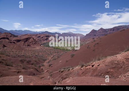 Die auffallend schöne Landschaft der Wüste im Norden Argentiniens in der Nähe von Salta und Juyjuy mit rotem Sandstein Hochebenen Flüsse und bunten Hügel Stockfoto