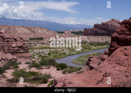 Die auffallend schöne Landschaft der Wüste im Norden Argentiniens in der Nähe von Salta und Juyjuy mit rotem Sandstein Hochebenen Flüsse und bunten Hügel Stockfoto