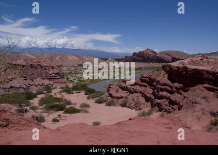 Die auffallend schöne Landschaft der Wüste im Norden Argentiniens in der Nähe von Salta und Juyjuy mit rotem Sandstein Hochebenen Flüsse und bunten Hügel Stockfoto
