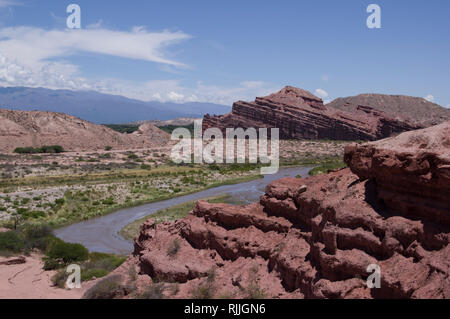 Die auffallend schöne Landschaft der Wüste im Norden Argentiniens in der Nähe von Salta und Juyjuy mit rotem Sandstein Hochebenen Flüsse und bunten Hügel Stockfoto