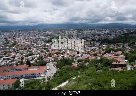 Blick von oben aus der Seilbahn Teleferico, über der Stadt Salta im Norden Argentiniens Stockfoto