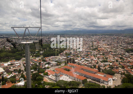 Blick von oben aus der Seilbahn Teleferico, über der Stadt Salta im Norden Argentiniens Stockfoto