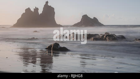 Benijo Strand, vulkanischen Felsen marine Fotos mit langer Belichtungszeit, mit Sonnenuntergang Licht, Anaga Naturpark, Teneriffa, Kanarische Inseln, Spanien Stockfoto