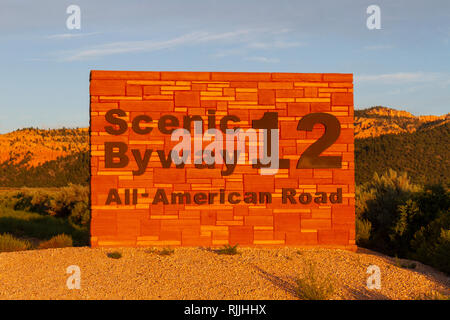 Scenic Byway 12, alle amerikanischen Schild führt zu den Red Canyon, Dixie National Forest in Utah, USA. Stockfoto