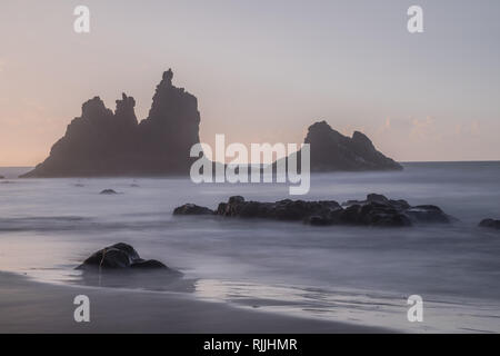 Benijo Strand, vulkanischen Felsen marine Fotos mit langer Belichtungszeit, mit Sonnenuntergang Licht, Anaga Naturpark, Teneriffa, Kanarische Inseln, Spanien Stockfoto