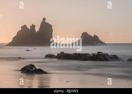 Benijo Strand, vulkanischen Felsen marine Fotos mit langer Belichtungszeit, mit Sonnenuntergang Licht, Anaga Naturpark, Teneriffa, Kanarische Inseln, Spanien Stockfoto