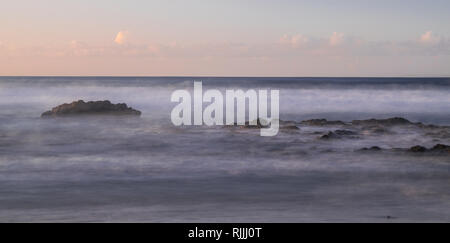 Benijo Strand, vulkanischen Felsen marine Fotos mit langer Belichtungszeit, mit Sonnenuntergang Licht, Anaga Naturpark, Teneriffa, Kanarische Inseln, Spanien Stockfoto