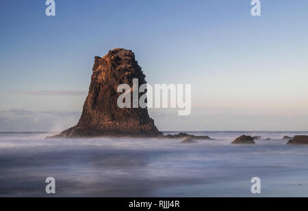 Benijo Strand, vulkanischen Felsen marine Fotos mit langer Belichtungszeit, mit Sonnenuntergang Licht, Anaga Naturpark, Teneriffa, Kanarische Inseln, Spanien Stockfoto