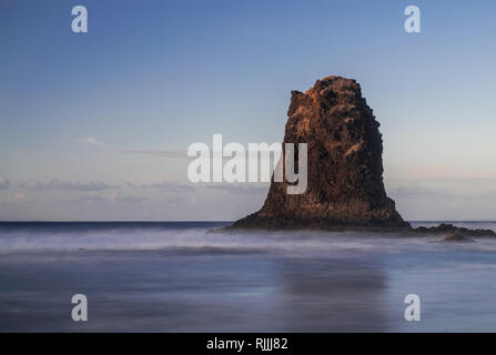 Benijo Strand, vulkanischen Felsen marine Fotos mit langer Belichtungszeit, mit Sonnenuntergang Licht, Anaga Naturpark, Teneriffa, Kanarische Inseln, Spanien Stockfoto