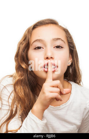 Junges Mädchen mit holding Finger auf ihre Lippen auf stille Geste auf weißem Hintergrund Stockfoto