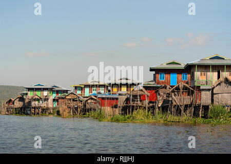 Traditionelle einfache Pfahlbauten und der Aufbau eines Dorfes am Inle See, Myanmar. Stockfoto