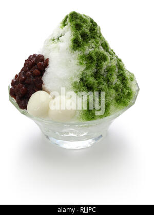 Ujikintoki kakigori, Japanisch rasiert Eis mit Matcha grüner Tee Sirup und azuki rote Bohnen Stau auf weißem Hintergrund Stockfoto