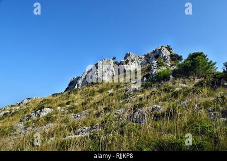 Ein Blick auf den Berg Puig de Sant Marti in Alcudia, Mallorca Stockfoto