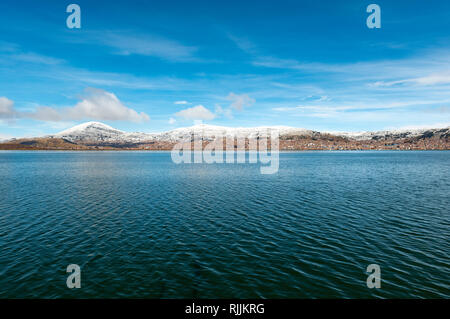 Stadtbild von Puno Stadt im Schnee im Altiplano Perus und die Anden mit dem blauen Wasser des Titicacasees, Südamerika. Stockfoto