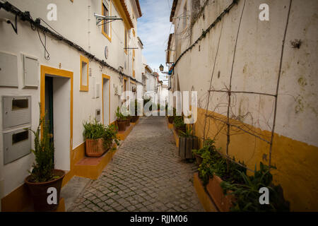 Eine malerische Straße in der historischen Stadt Elvas Portugal Stockfoto