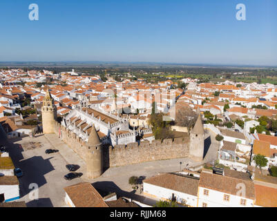 Die Stadt und die Burg von Viana do Alentejo im Süden Portugals gegen den tiefblauen Himmel Stockfoto